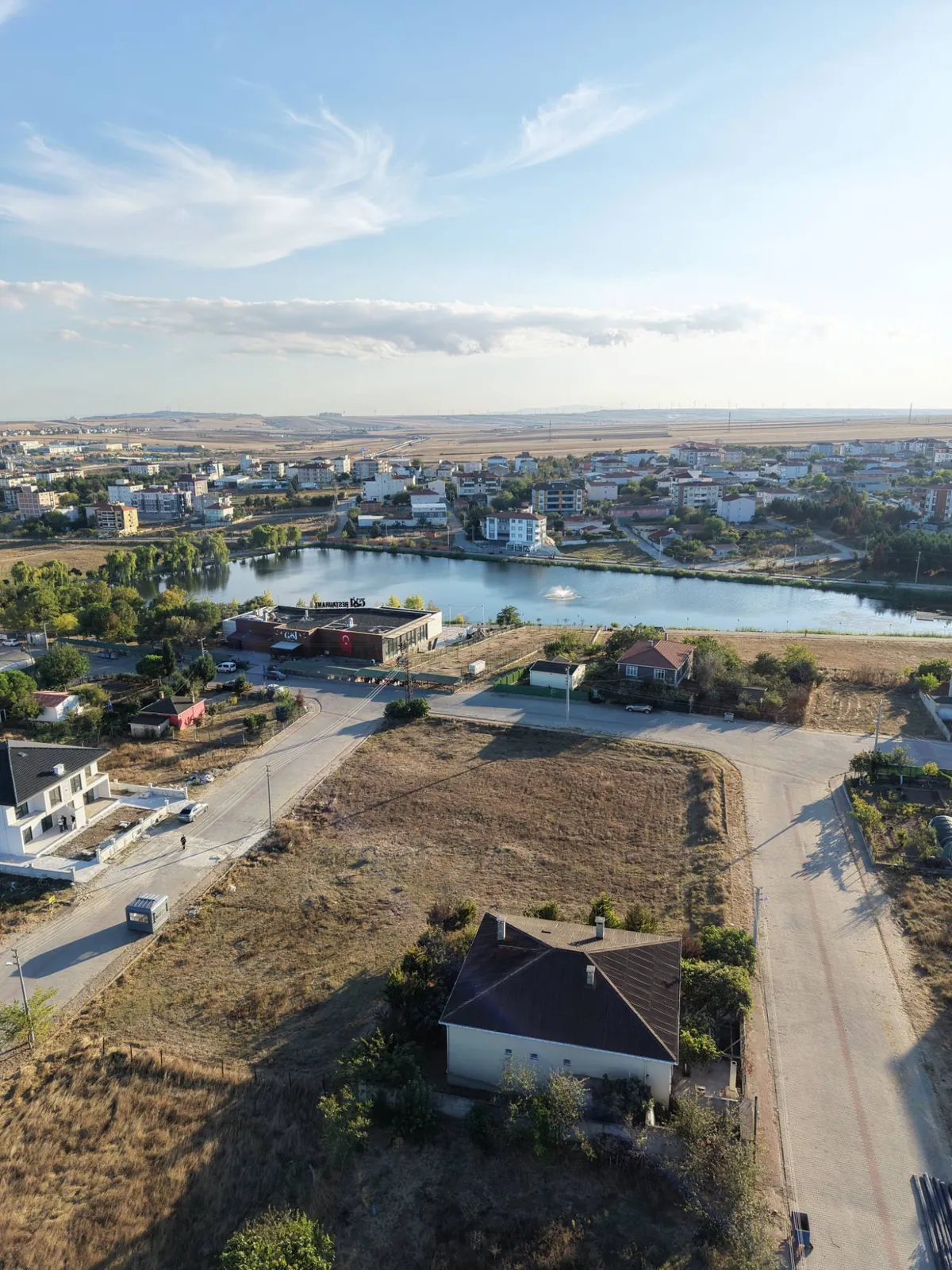 Marmaracık Konutları bina alanından göle ve Göl Restaurant'a bakan drone görüntüsü
